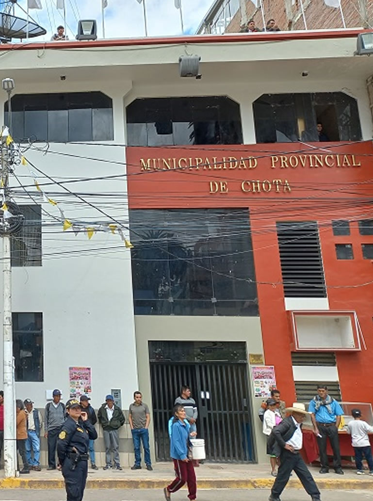 Lic. Elmer Barboza propone estrategia para mejorar la motivación y eficiencia en la Municipalidad de Chota